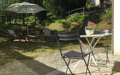 Apartment, Garden, Beigua Unesco Global Geopark: Möbel, Gartenmöbel, Stuhl, Tabelle, Tisch Im Freien, Klappstuhl, Schatten, Garten, Küche & Esszimmer Tisch, Regenschirm