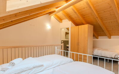 Riflessi 132.3: Holz, Decke, Interior Design, Schlafzimmer, Bett, Hartholz, Holzbeize, Bettrahmen, Bedding, Dachboden