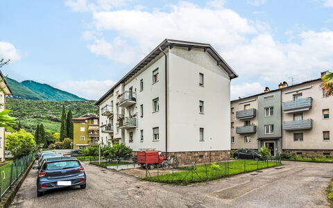Livia: Gebäude, Wohngebiet, Nachbarschaft, Haus, Zuhause, Menschliche Siedlung, Wohnung, Vorort, Balkon, Auffahrt