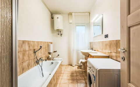 Livia: Flooring, Armatur, Badezimmer, Fussboden, Interior Design, Installation, Decke, Zapfhahn, Zimmer, Toilette