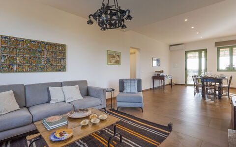 Mami: Möbel, Flooring, Interior Design, Fussboden, Holz, Couch, Decke, Zimmer, Tabelle, Wohnzimmer