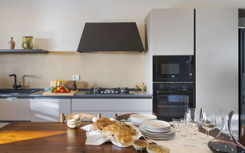Mami: Küche, Küchengerät, Countertop, Interior Design, Möbel, Major Appliance, Flooring, Herd, Haushaltsgerät, Cabinetry