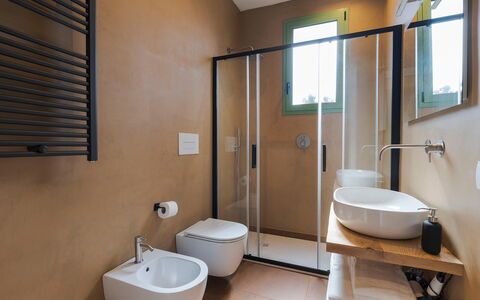 Mami: Flooring, Armatur, Interior Design, Badezimmer, Fussboden, Sinken, Installation, Zapfhahn, Möbel, Zimmer
