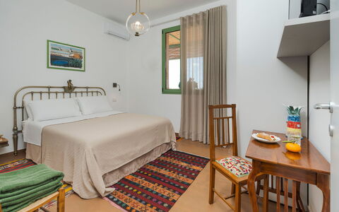 Mami: Wand, Interior Design, Möbel, Schlafzimmer, Wohnung, Bett, Fussboden, Zimmer, Bettdecke, Bettrahmen