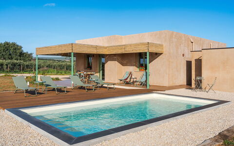 Mami: Schwimmbad, Resort, Gartenmöbel, Grundstueck, Verbundwerkstoff, Schatten, Eco Hotel, Sonnenliege, Landscaping, Regenschirm
