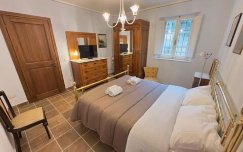 Villa Montepulciano Vineyard: Möbel, Interior Design, Fussboden, Flooring, Bett, Holz, Schlafzimmer, Decke, Zimmer, Beleuchtung