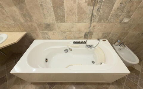 Villa Montepulciano Vineyard: Armatur, Badewanne, Badezimmer, Flooring, Fussboden, Installation, Zapfhahn, Fliese