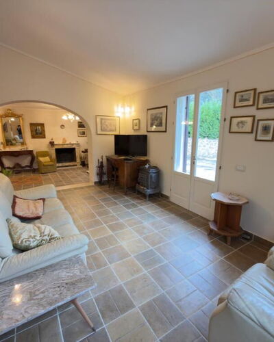 Villa Montepulciano Vineyard: Möbel, Interior Design, Flooring, Couch, Fussboden, Holz, Decke, Wohnzimmer, Zimmer, Beleuchtung