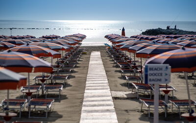 Residence Villarosa Pool and Beach: Strand, Meer, Schatten, Küste, Regenschirm, Ozean, Gartenmöbel, Ufer, Sand, Sonnenliege