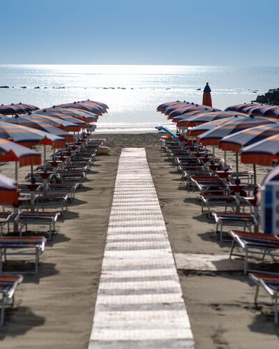 Residence Villarosa Pool and Beach: Strand, Meer, Schatten, Küste, Regenschirm, Ozean, Gartenmöbel, Ufer, Sand, Sonnenliege