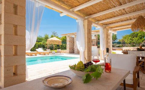 Trulli Valle D'Itria - Martina Franca: Gartenmöbel, Schwimmbad, Resort, Stuhl, Schatten, Estate, Terrasse, Design, Regenschirm, Villa