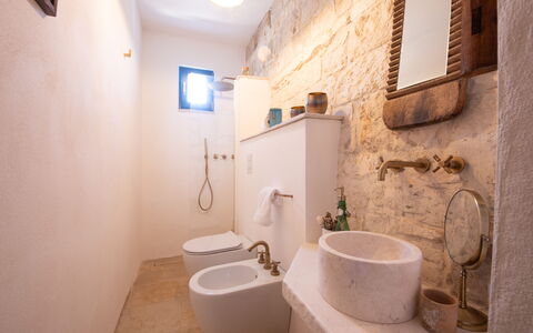 Trulli Valle D'Itria - Martina Franca: Wand, Flooring, Armatur, Fussboden, Badezimmer, Interior Design, Installation, Bad Sink, Toilleten Sitz, Sinken