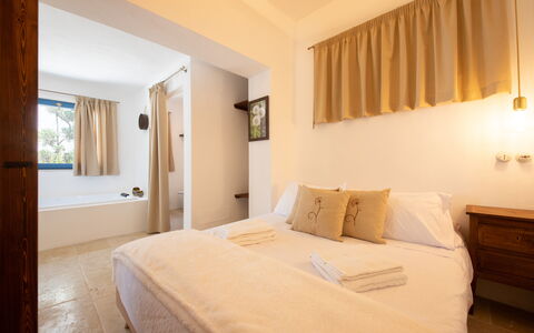 Trulli Valle D'Itria - Martina Franca: Bett, Wand, Möbel, Interior Design, Schlafzimmer, Holz, Flooring, Fussboden, Decke, Bettdecke