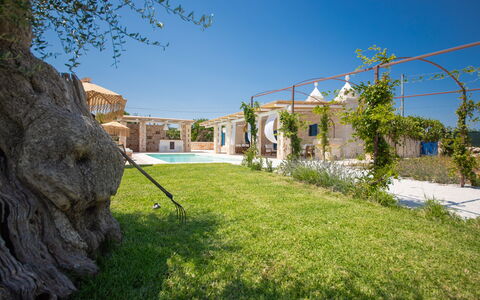 Trulli Valle D'Itria - Martina Franca: Schwimmbad, Resort, Estate, Schatten, Hazienda, Gartenmöbel, Villa, Eco Hotel, Outdoor Struktur, Blumentopf