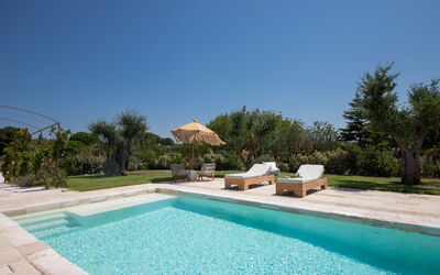 Trulli Valle D'Itria - Martina Franca: Schwimmbad, Resort, Garten, Landscaping, Schatten, Water Feature, Estate, Freizeit, Hazienda, Eco Hotel