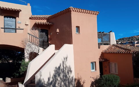 Rocciarossa: Wohngebiet, Die Architektur, Zuhause, Haus, Dach, Menschliche Siedlung, Balkon, Estate, Schatten, Hazienda