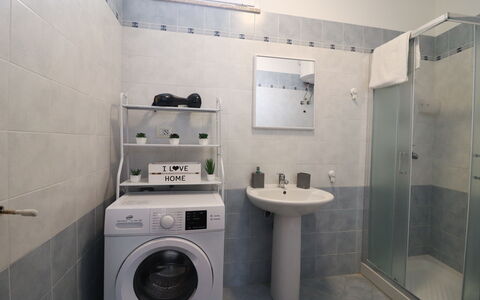Casa Kalès Otranto – Holiday Home 4 Guests – Ac, W: Badezimmer, Armatur, Interior Design, Flooring, Sinken, Bad Sink, Fussboden, Toilette, Zapfhahn, Installation