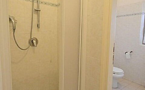 Villa Castellani: Fussboden, Flooring, Armatur, Installation, Badezimmer, Zimmer, Tür, Dusche, Duschtür, Fliese