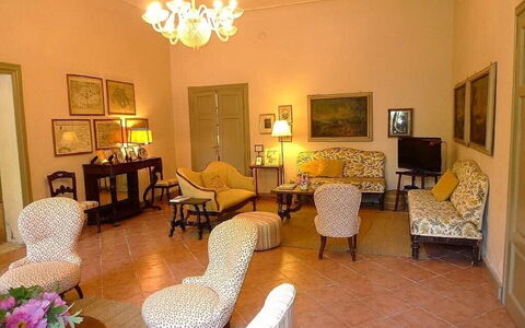 Villa Castellani: Möbel, Interior Design, Flooring, Stuhl, Fussboden, Zimmer, Beleuchtung, Tabelle, Bilderrahmen, Wohnzimmer