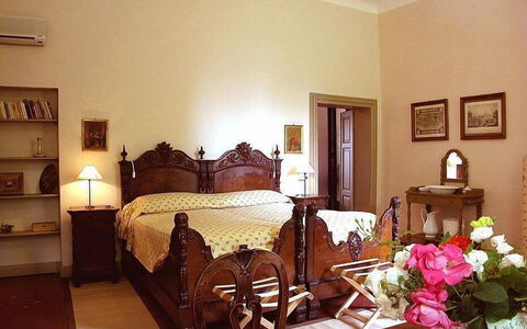 Villa Castellani: Möbel, Interior Design, Bett, Schlafzimmer, Holz, Zimmer, Flooring, Bettdecke, Bedding, Fussboden