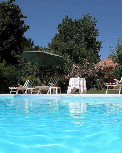Villa Castellani: Schwimmbad, Blau, Gartenmöbel, Möbel, Sommer, Resort, Regenschirm, Sonnenliege, Stuhl, Freizeit