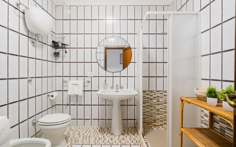 Stella Marina: Interior Design, Flooring, Toilleten Sitz, Badezimmer, Fussboden, Armatur, Toilette, Installation, Fliese, Decke