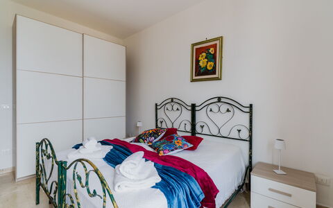 Stella Marina: Bett, Möbel, Schlafzimmer, Interior Design, Bettdecke, Bedding, Flooring, Fussboden, Zimmer, Linens