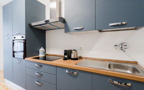 Stella Marina: Küche, Küchengerät, Cabinetry, Countertop, Major Appliance, Herd, Holz, Herd, Interior Design, Spüle