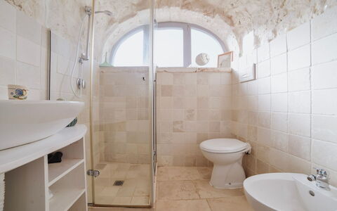 Trulli al Verde Viburno: Wand, Armatur, Badezimmer, Flooring, Fussboden, Toilette, Interior Design, Toilleten Sitz, Installation, Fliese
