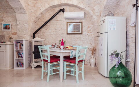Trulli al Verde Viburno: Möbel, Interior Design, Stuhl, Tabelle, Flooring, Küche & Esszimmer Tisch, Wohnung, Esszimmer, Decke, Steinwand