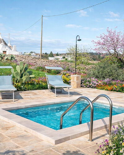 Trulli al Verde Viburno: Garten, Strauch, Schwimmbad, Landscaping, Flagstone, Hinterhof, Gartenmöbel, Stuhl, Garten