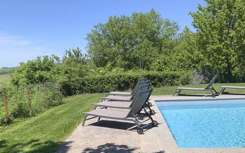 Podere i Prati: Gartenmöbel, Strauch, Möbel, Garten, Schwimmbad, Schatten, Rasen, Sonnenliege, Landscaping