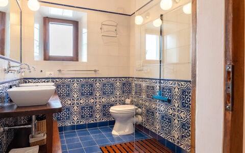 Podere i Prati: Blau, Flooring, Fussboden, Interior Design, Badezimmer, Armatur, Fliese, Installation, Zapfhahn, Bad Sink