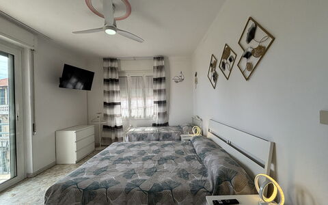 Casa Mimin, Vista Mare, Adults Only, Sanremo: Möbel, Schlafzimmer, Bett, Interior Design, Fussboden, Wohnung, Flooring, Zuhause, Bedding, Bettdecke