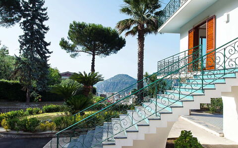 Villa Sam: Geländer, Treppe, Balkon, Baluster, Zimmerpflanze