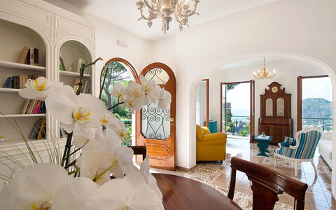 Villa Sam: Möbel, Interior Design, Flooring, Tabelle, Fussboden, Decke, Stuhl, Beleuchtung, Zimmer, Wohnzimmer