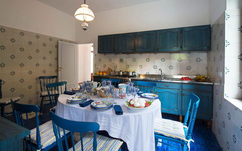 Villa Sam: Möbel, Blau, Interior Design, Flooring, Tabelle, Textil, Esszimmer, Tischdecke, Beleuchtung, Stuhl