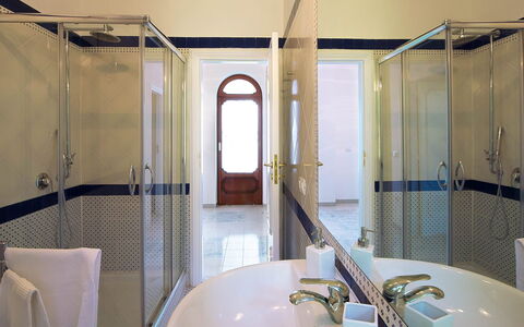 Villa Sam: Interior Design, Flooring, Fussboden, Armatur, Beleuchtung, Decke, Badezimmer, Zapfhahn, Installation, Wohnung