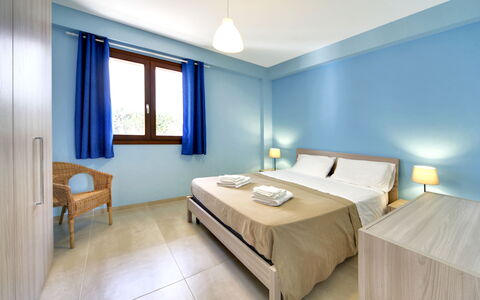 Borgo Vigata 1: Möbel, Interior Design, Fussboden, Wohnung, Schlafzimmer, Bett, Bettrahmen, Resort, Stuhl, Hotel