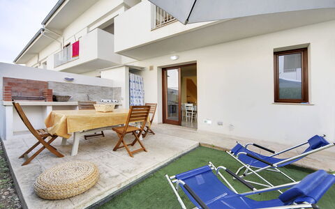 Borgo Vigata 1: Fussboden, Flooring, Wohnung, Schatten, Stuhl, Holzbeize, Balkon, Gartenmöbel, Zimmerpflanze, Daylighting