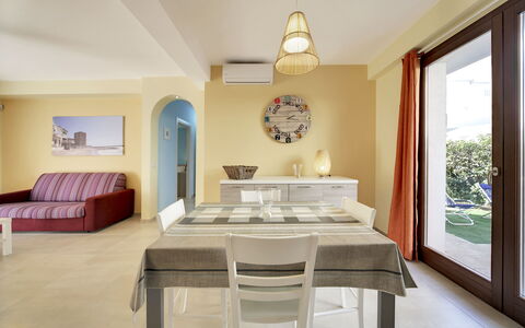Borgo Vigata 1: Möbel, Interior Design, Flooring, Fussboden, Holz, Decke, Zimmer, Tabelle, Wohnung, Stuhl