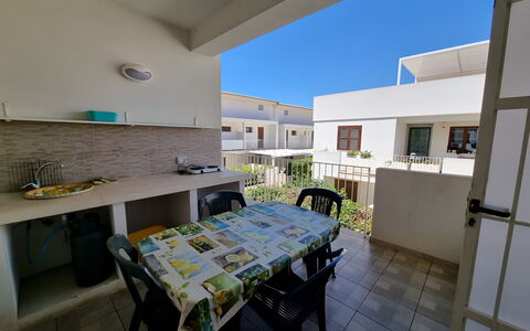 Borgo Vigata 3: Wohngebiet, Wohnung, Menschliche Siedlung, Urban Design, Balkon, Schatten, Eigentumswohnung, Garten, Hof, Gartenmöbel