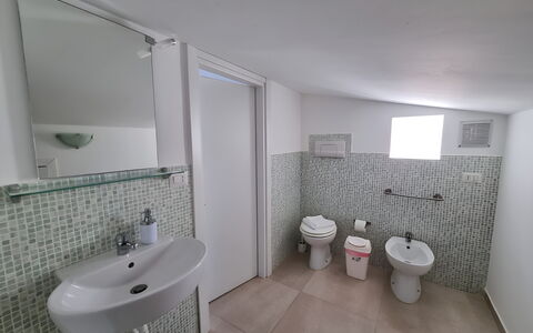 Borgo Vigata 3: Badezimmer, Bad Sink, Armatur, Flooring, Fussboden, Sinken, Interior Design, Toilette, Zapfhahn, Installation