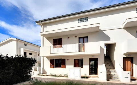 Borgo Vigata 3: Wand, Fenster, Wohngebiet, Fassade, Nachbarschaft, Tür, Zuhause, Menschliche Siedlung, Wohnung, Balkon