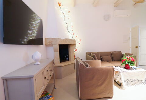 Bacchus: Historic Charming Home: Möbel, Interior Design, Wand, Couch, Flooring, Holz, Fussboden, Zimmer, Wohnzimmer, Decke