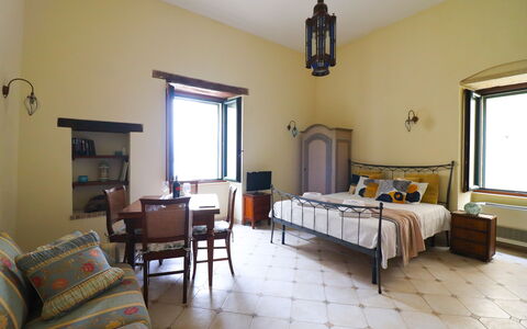 Scilla Centro Storico Otranto: Möbel, Interior Design, Wand, Schlafzimmer, Bett, Flooring, Fussboden, Decke, Zimmer, Beleuchtung