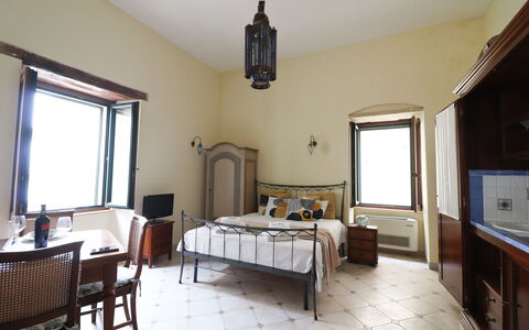 Scilla Centro Storico Otranto: Wand, Möbel, Interior Design, Schlafzimmer, Bett, Decke, Flooring, Fussboden, Zimmer, Beleuchtung