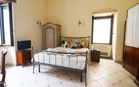 Scilla Centro Storico Otranto: Bett, Wand, Schlafzimmer, Möbel, Interior Design, Fussboden, Flooring, Bettdecke, Bedding, Bettrahmen