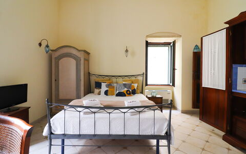 Scilla Centro Storico Otranto: Möbel, Bett, Schlafzimmer, Wand, Interior Design, Bettdecke, Holz, Bedding, Fussboden, Flooring