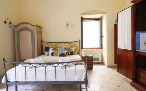 Scilla Centro Storico Otranto: Bett, Möbel, Schlafzimmer, Wand, Bedding, Bettdecke, Interior Design, Holz, Fussboden, Zimmer